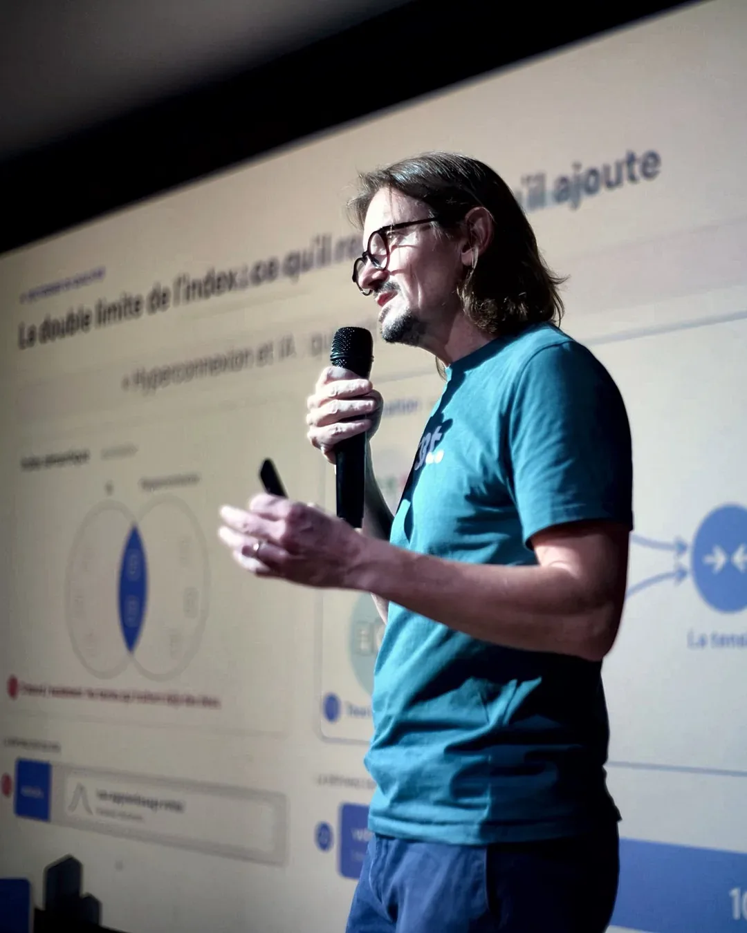 Arnaud Rayrole sur scène au Lecko In'Pulse Day, le 15 octobre 2026, devant le schéma de la double limite de l'index